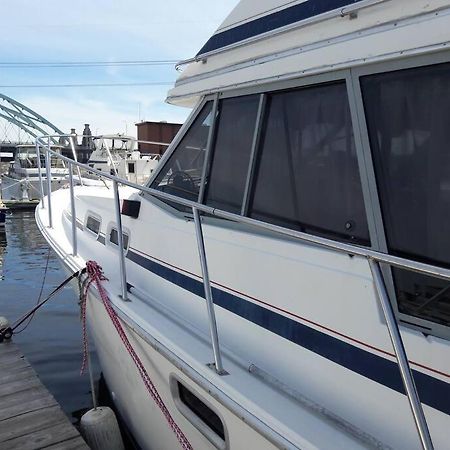 Hotel Waterfront 32' Bayliner Yacht Providence Exterior foto