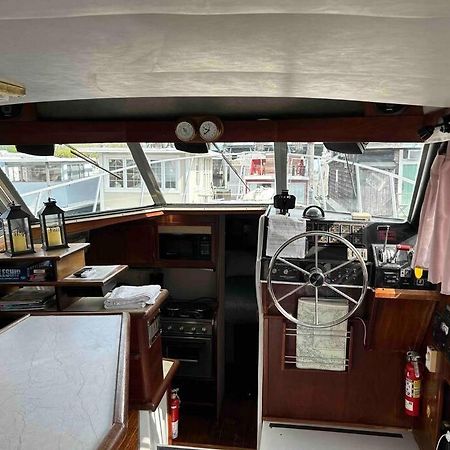 Hotel Waterfront 32' Bayliner Yacht Providence Exterior foto