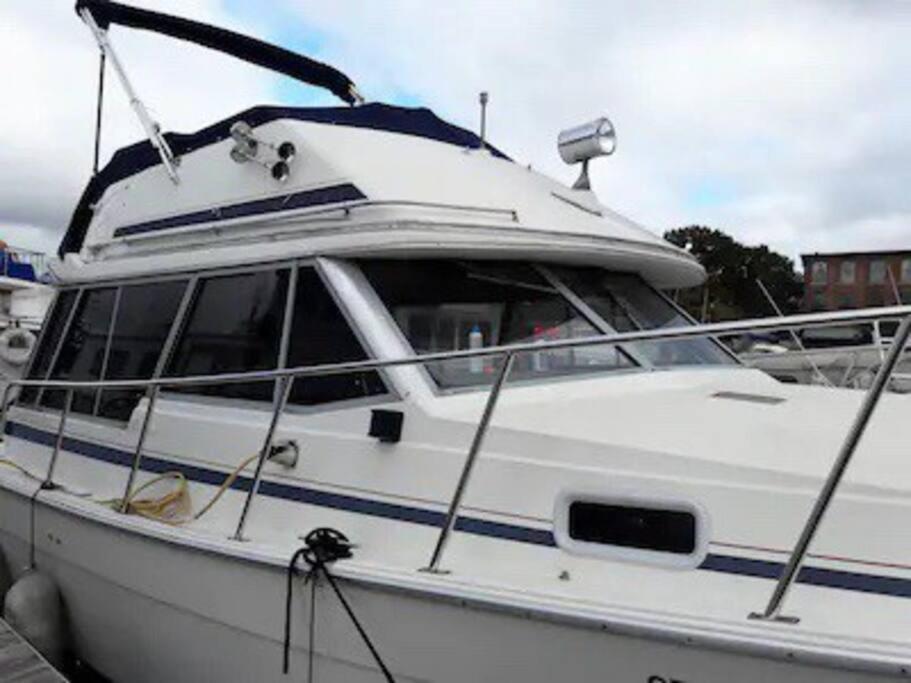 Hotel Waterfront 32' Bayliner Yacht Providence Exterior foto