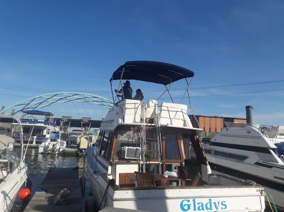 Hotel Waterfront 32' Bayliner Yacht Providence Exterior foto