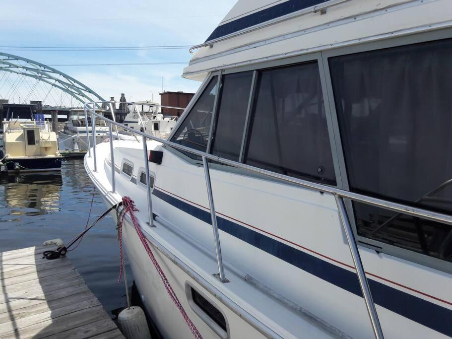 Hotel Waterfront 32' Bayliner Yacht Providence Exterior foto