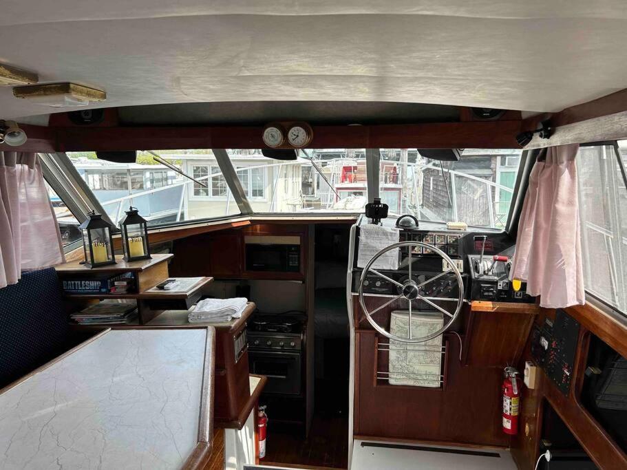 Hotel Waterfront 32' Bayliner Yacht Providence Exterior foto