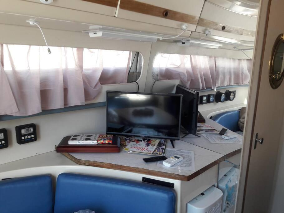 Hotel Waterfront 32' Bayliner Yacht Providence Exterior foto
