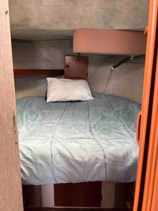 Hotel Waterfront 32' Bayliner Yacht Providence Exterior foto