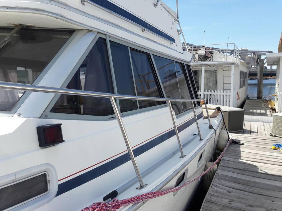 Hotel Waterfront 32' Bayliner Yacht Providence Exterior foto