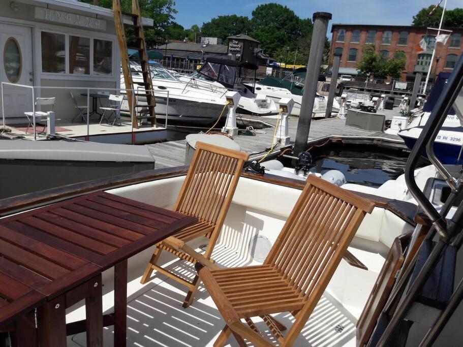 Hotel Waterfront 32' Bayliner Yacht Providence Exterior foto