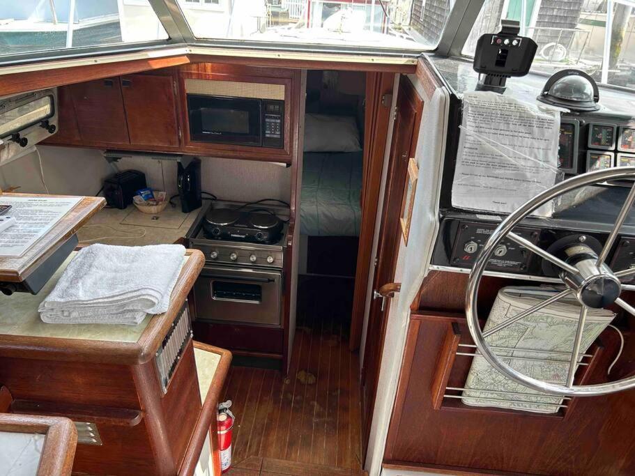 Hotel Waterfront 32' Bayliner Yacht Providence Exterior foto
